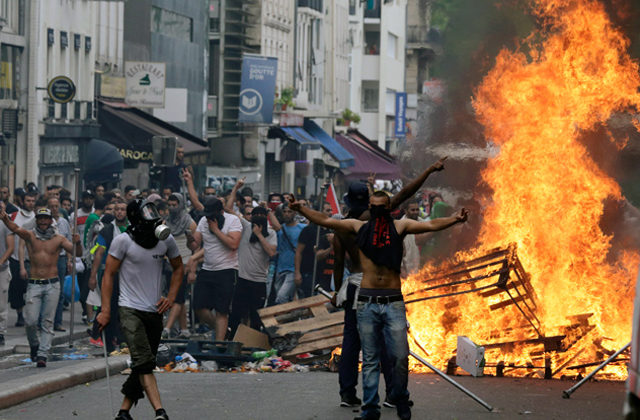migrants riots-696x464