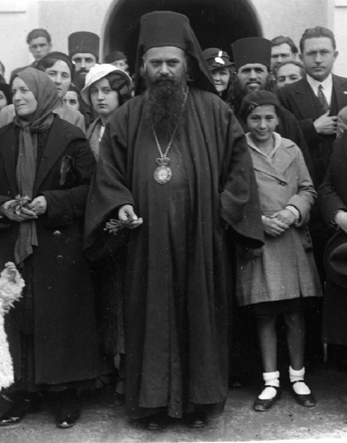 vladika-nikolaj-sa-narodom-